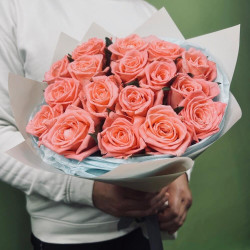 17 коралловых роз