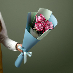 3 фиолетовых роз