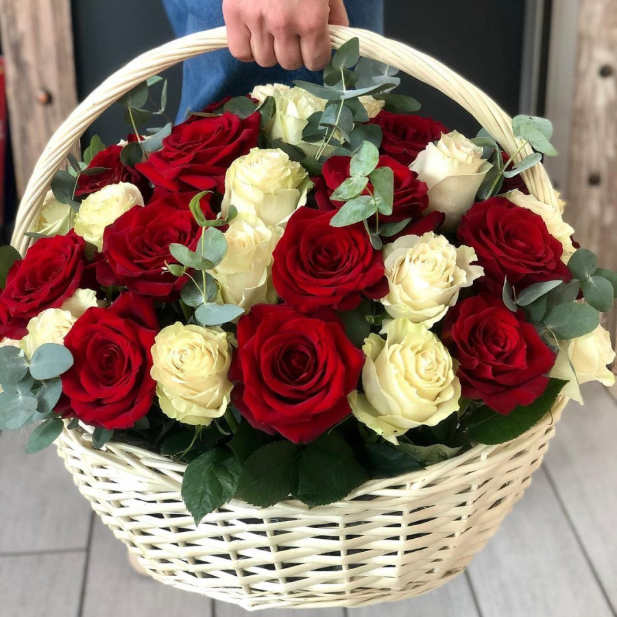 Красные и белые розы в корзине - фото 2